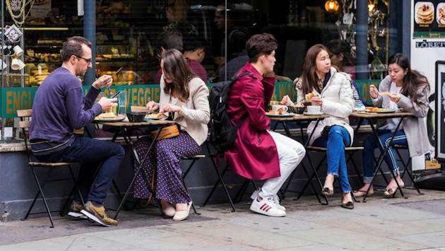 Rapporto Censis-Camst: italiani in affanno digitale, vogliono tempo per cibo e convivialità