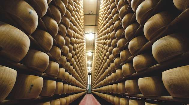 Crescono le vendite di Parmigiano Reggiano: Italia +12,9, estero +17,5%