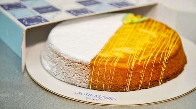 Torna il mito della torta caprese con Grotta Azzurra Gourmet